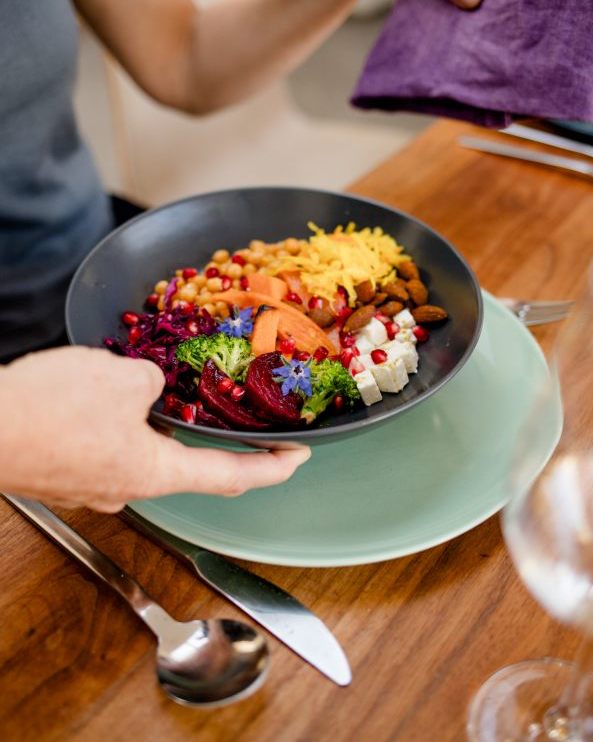 Ein Gericht wird serviert bei einem Dinner in der ConceptKitchen in München