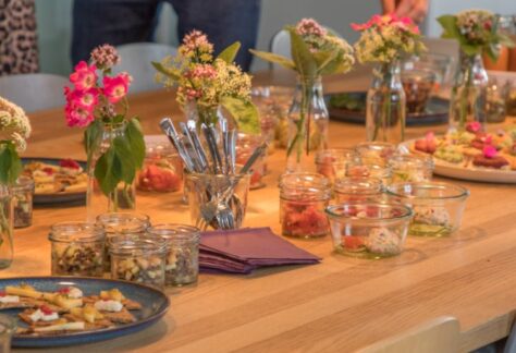 Auf dem Tisch stehen verschiedene Snacks und Kleinigkeiten bei einem Tasting Event in der Concept Kitchen in München