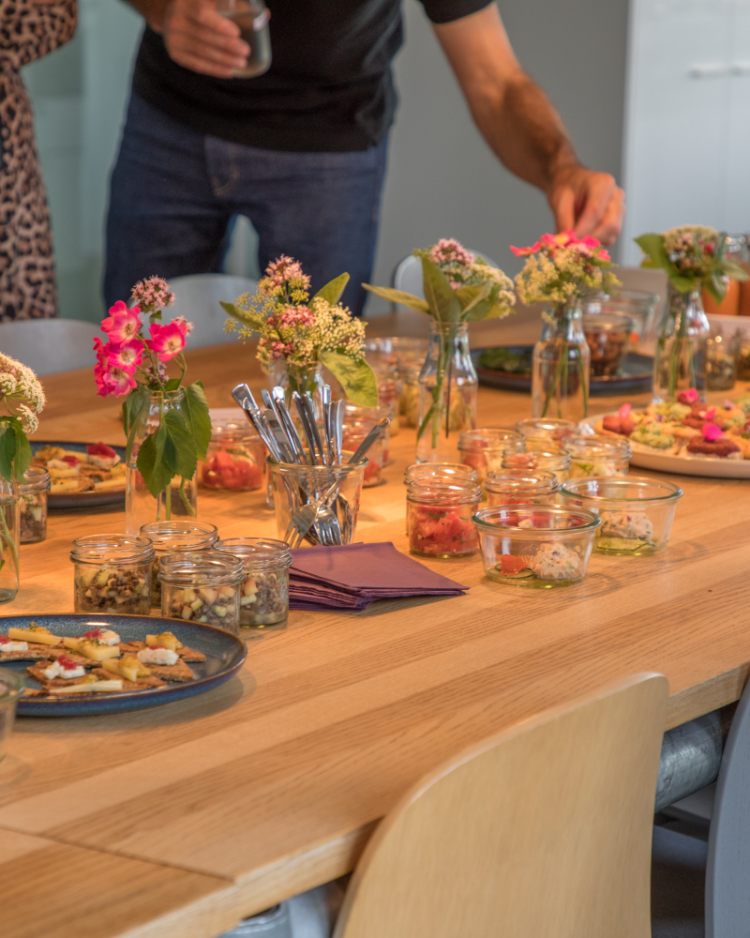 Auf dem Tisch stehen verschiedene Snacks und Kleinigkeiten bei einem Tasting Event in der Concept Kitchen in München