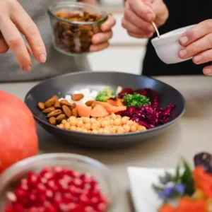 Zwei Teilnehmer eines Koch Workshops kochen in der Concept Kitchen