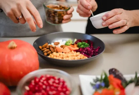 Zwei Teilnehmer eines Koch Workshops kochen in der Concept Kitchen