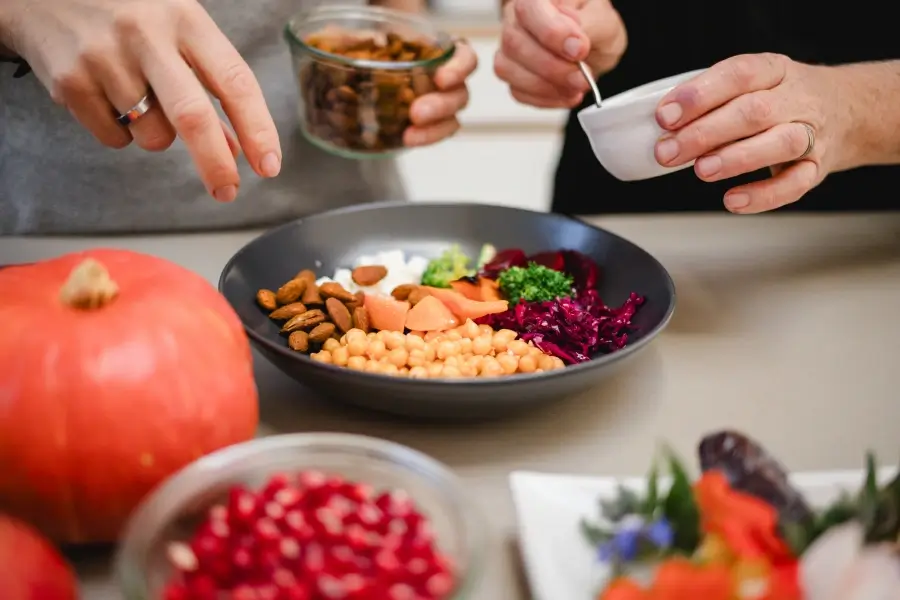 Zwei Teilnehmer eines Koch Workshops kochen in der Concept Kitchen